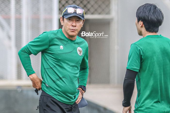 Pelatih timnas Indonesia, Shin Tae-yong (kiri), saat memimpin latihan anak asuhnya di Stadion Madya, Senayan, Jakarta, 2 Maret 2022.