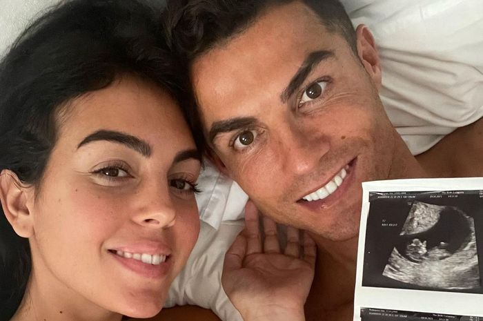Cristiano Ronaldo mengumumkan sang kekasih, Georgina Rodriguez tengah mengandung anak kelima dan keenamnya pada Kamis (28/10/2021).