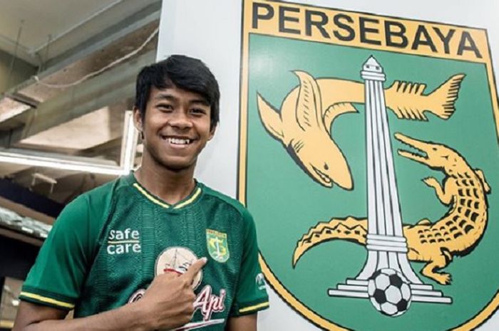 Mochamad Supriadi pertama kali mengenakan jersey Persebaya Surabaya yang akan digunakan pada gelaran Liga 1 2019.