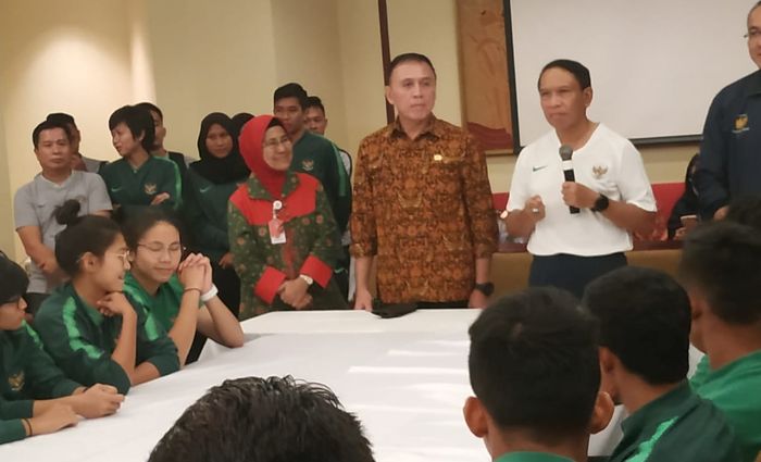 Ketua Umum PSSI, Mochamad Iriawan dan Menpora, Zainudin Amali berbicara di hadapan skuad timnas U-22 Indonesia dan timnas Indonesia Putri di Jakarta, Jumat (8/11/2019).