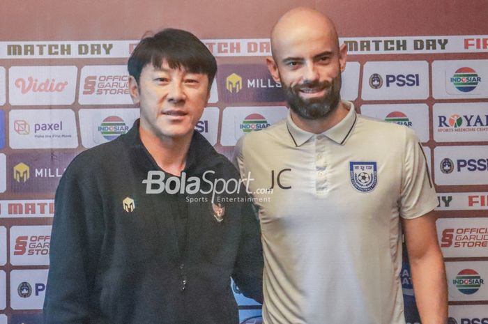 Pelatih timnas Indonesia, Shin Tae-yong (kiri) dan juru taktik timnas Bangladesh, Javier Fernandez Cabrera Martin Penato (kanan),  sedang foto bersama dalam sesi jumpa pers di Hotel Ibis, Bandung, Jawa Barat, 31 Mei 2022.