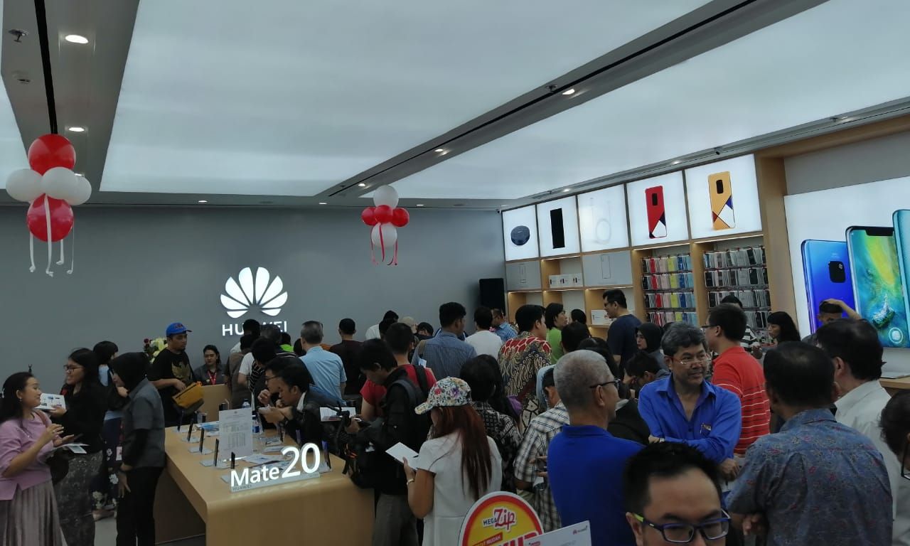 Suasana pembeli High-End Experience Shop Huawei