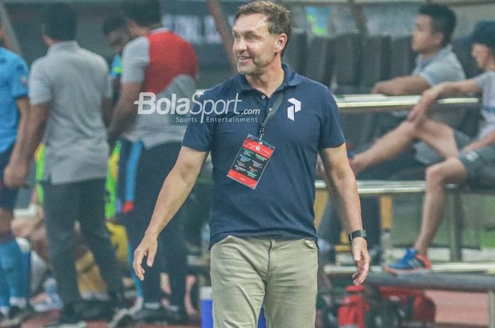 Pelatih Persija Jakarta, Thomas Doll, saat sedang memimpin timnya di Stadion Patriot Candrabhaga, Bekasi, Jawa Barat, 6 Juni 2022.