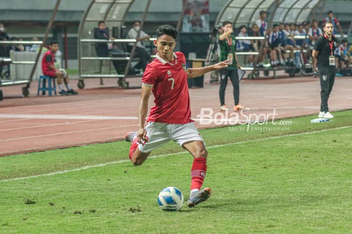 Gelandang timnas U-19 Indonesia, Marselino Ferdinan, nampak akan menendang bola ketika bertanding di Stadion Patriot Candrabhaga, Bekasi, Jawa Barat, 6 Juli 2022.