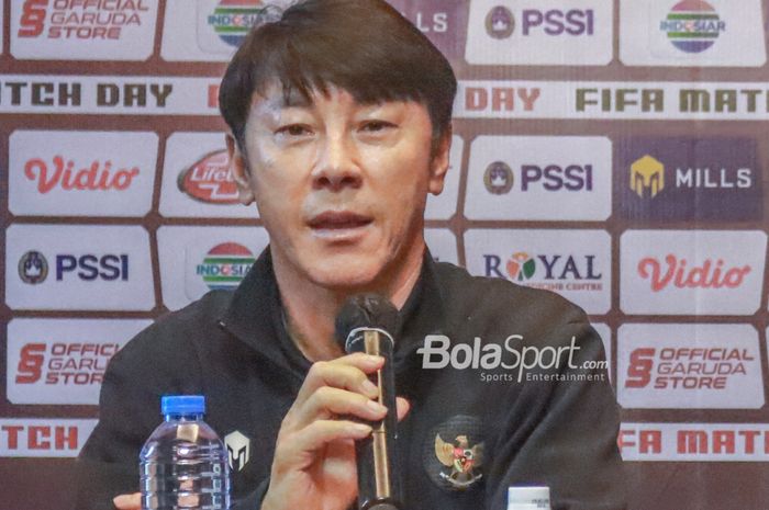 Pelatih timnas Indonesia, Shin Tae-yong, saat sedang memberikan keterangan kepada awak media dalam sesi jumpa pers di Hotel Ibis, Bandung, Jawa Barat, 31 Mei 2022.