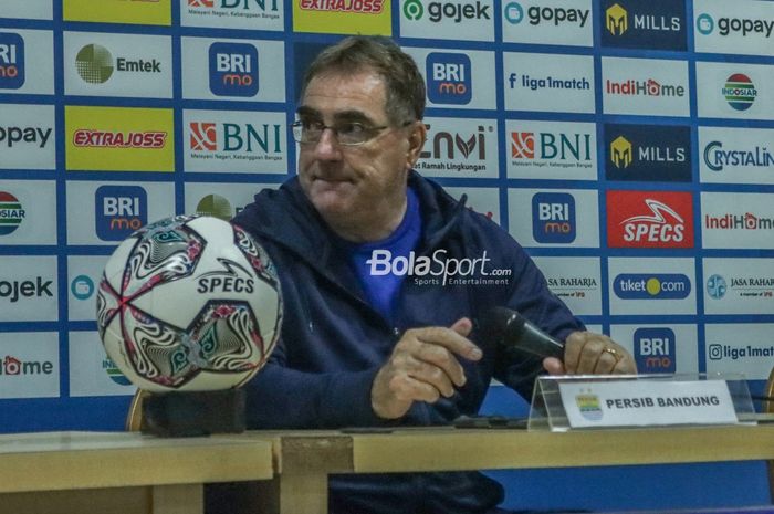 Pelatih Persib Bandung, Robert Rene Alberts, saat menghadiri sesi jumpa pers saat menghadiri jumpa pers di Stadion Wibawa Mukti, Cikarang, Jawa Barat, 24 Juli 2022.