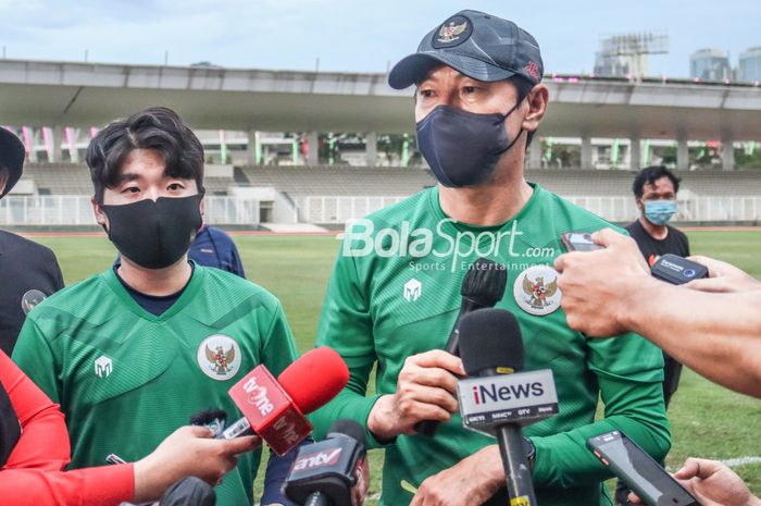 Pelatih timnas Indonesia, Shin Tae-yong (kanan), dan penerjemahnya, Jeong Seok-seo alias Jeje (kiri), sedang memberikan keterangan kepada awak media di Stadion Madya, Senayan, Jakarta, 2 Maret 2022.