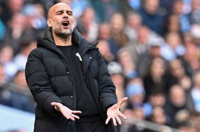 Ekspresi pelatih Manchester City, Pep Guardiola, dalam laga Liga Inggris kontra Watford di Stadion Etihad, Sabtu (23/4/2022).