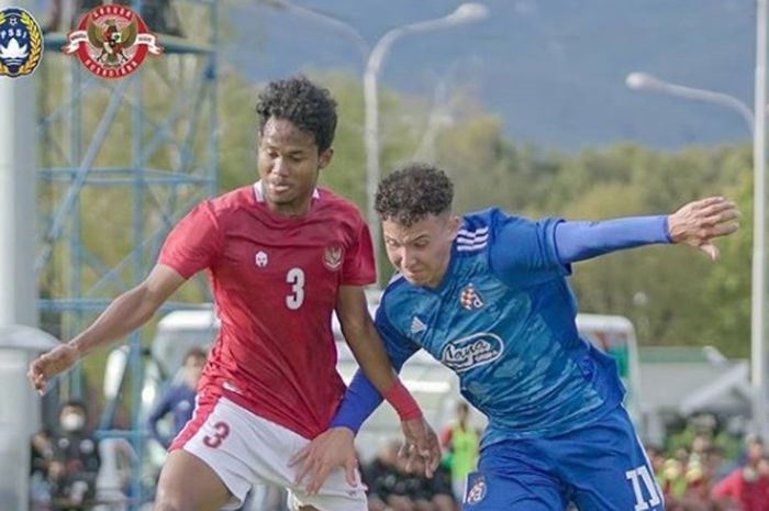 Pemain Timnas U-19 Indonesia, Bagas Kaffa berduel dengan salah satu pilar Dinamo Zagreb, 28 September 2020