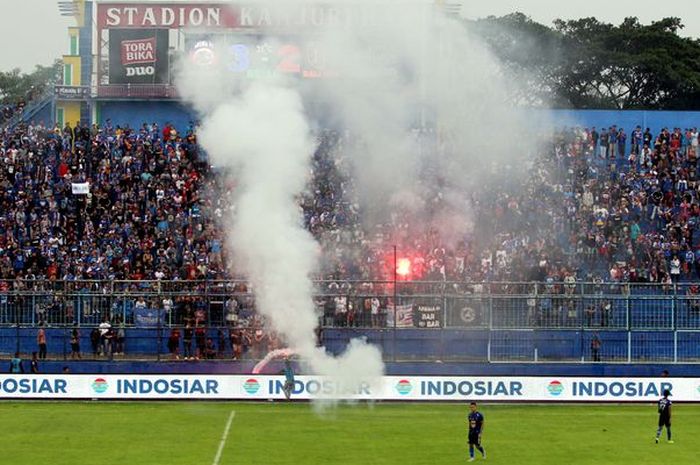 Pertandingan sampat terhenti karena ulah oknum  suporter Arema FC yang menyalakan flare saat pertandingan melawan Bali United di Pekan 33 Liga 1 2019 yang berakhir dengan skor 3-2 di Stadion Kanjuruhan Kabupaten Malang, Jawa Timur, Senin (16/12/2019) sore.