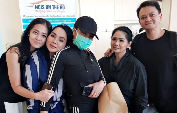Vina Panduwinata saat jenguk Denada dan Shakira di Sinagpura
