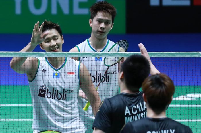 Pasangan ganda putra Indonesia, Marcus Fernaldi Gideon/Kevin Sanjaya Sukamuljo, bersalaman dengan Aaron Chia/Sooh Woi Yik (Malaysia) pada perempat final All England Open 2020 di Arena Birmingham, Inggris, Jumat (13/3/2020).