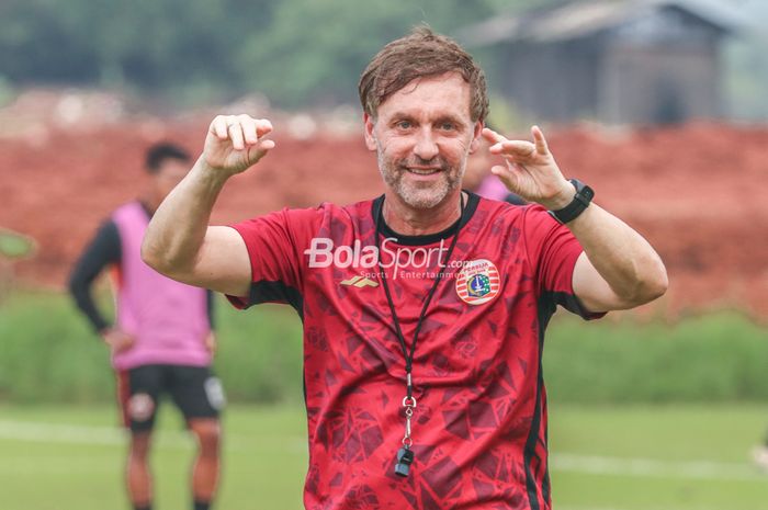 Pelatih Persija Jakarta, Thomas Doll, sedang memberikan intruksi kepada para pemainnya saat berlatih di Lapangan Nirwana, Sawangan, Jawa Barat , 7 Juli 2022.