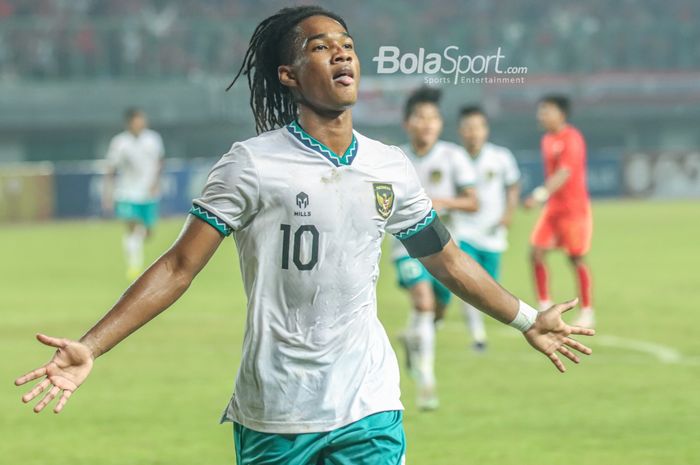 Aksi penyerang timnas U-19 Indonesia, Ronaldo Kwateh, setelah mencetak gol yang menutup kemenangan 5-1 atas Myanmar dalam laga Grup A Piala AFF U-19 2022, Minggu (10/7/2022) di Stadion Patriot Candrabhaga, Bekasi.