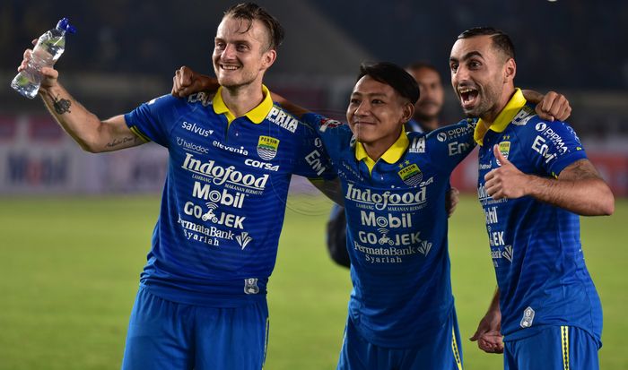 Pemain Persib Bandung, Rene Mihelic, Beckham Putra Nugraha, dan Artur Gevorkyan, saat merayakan kemenangan timnya atas Persipura Jayapura pada pekan pertama Liga 1 2019.