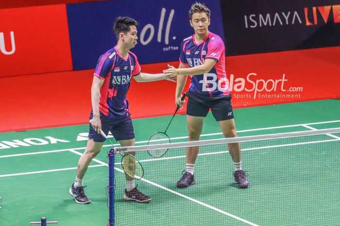 Pasangan ganda putra Indonesia, Marcus Fernaldi Gideon dan Kevin Sanjaya Sukamuljo, bersalaman di Istora Senayan, Jakarta, 7 Juni 2022.