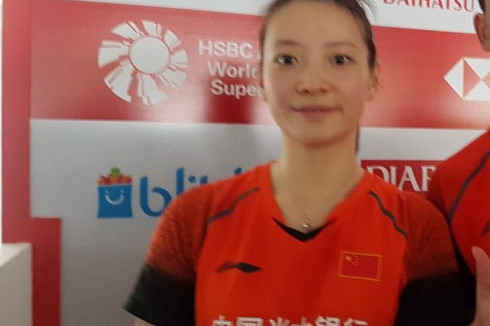 Pasangan ganda campuran China, Zheng Si Wei/Huang Ya Qiong, berpose setelah memastikan diri ke babak final Indonesia Masters 2020 di Istora Senayan, Jakarta, Sabtu (18/11/2020).