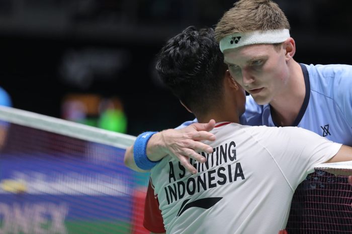 Aksi Anthony Sinisuka Ginting dan Viktor Axelsen seusai laga perempat final Malaysia Open 2022, Jumat (1/7/2022)