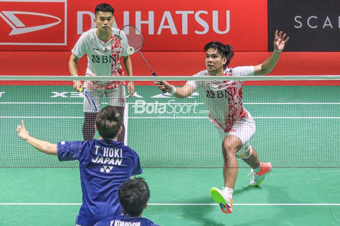 Atlet bulu tangkis ganda putra Indonesia, Leo Rolly Carnando/Daniel Marthin, sedang bertanding dalam laga semifinal Indonesia Masters 2023 di Istora Senayan, Jakarta, 28 Januari 2023.