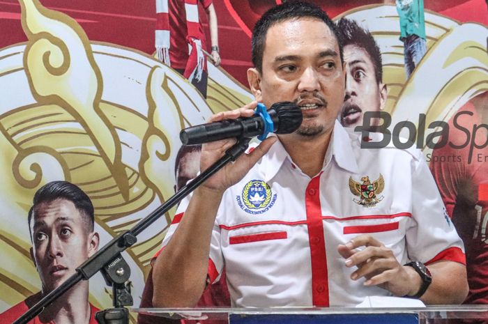 CEO PSIS Semarang, Yoyok Sukawi, sedang memberikan keterangan kepada awak media  di Kantor PSSI, Senayan, Jakarta, 4 Maret 2022.