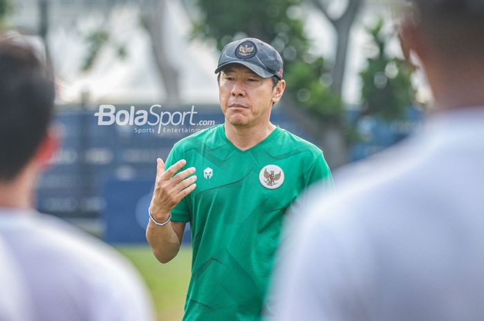 Pelatih timnas U-19 Indonesia, Shin Tae-yong, sedang menberikan intruksi kepada para pemainnya berlatih di Lapangan A, Senayan, Jakarta, 30 Agustus 2022.