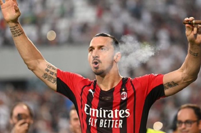 Selebrasi Zlatan Ibrahimovic sembari menghisap cerutu setelah berhasil mengantarkan AC Milan meraih gelar ke-19 Serie A, Minggu (22/5/2022).
