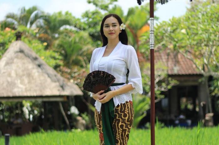 Penampilan anggun Aura Kasih dengan kebaya Bali