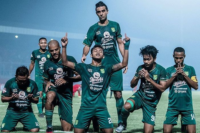 Pemain Persebaya Surabaya merayakan gol yang dicetak Osvaldo Haay saat melawan Kalteng Putra pada pekan ke-18 Liga 1 2019.