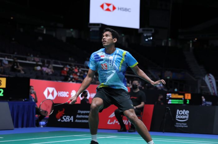 Pemain tunggal putra Indonesia, Chico Aura Dwi Wardoyo, ketika tampil pada babak kesatu Singapore Open 2022 di Singapore Indoor Stadium, Rabu (13/7/2022).