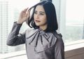 Contek Gaya Feminin Sporty Prilly Latuconsina dengan Sweatshirt dan Rok Mini di Bawah Harga Rp 200 Ribu