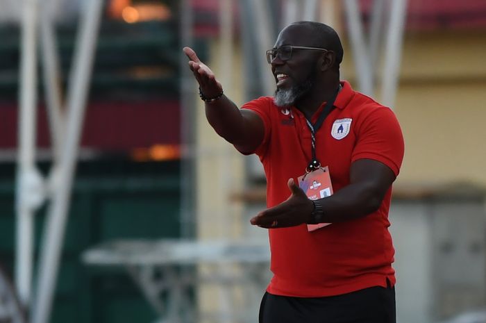 Pelatih Persipura Jayapura, Jacksen F. Thiago, saat memberikan pengarahan pada pemainnya di laga pekan ke-20 Liga 1 melawan Persib, Senin (23/9/2019) di Stadion Gelora Delta, Sidoarjo.