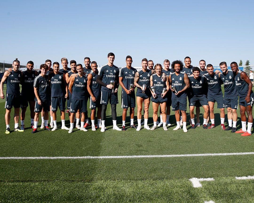 Para pemain Real Madrid pamer trofi yang didapat di Best FIFA Football Awards dalam sesi latihan
