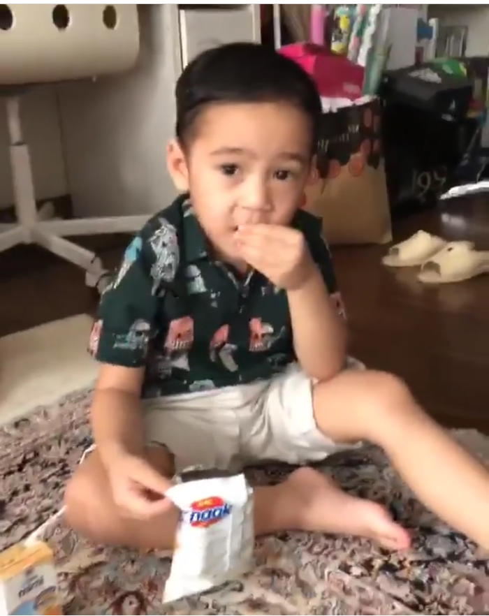 Rafathar asik jajan mie kremes
