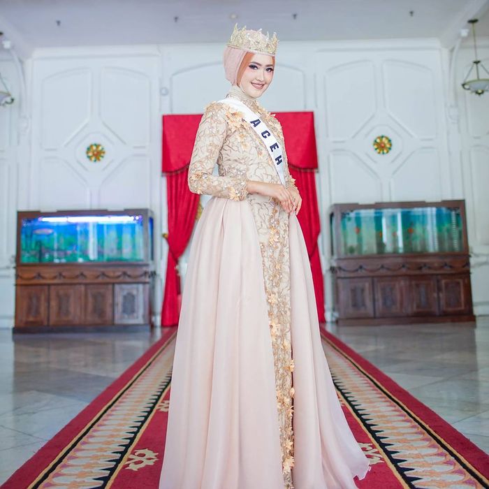 Lisya dengan gaun keemasan