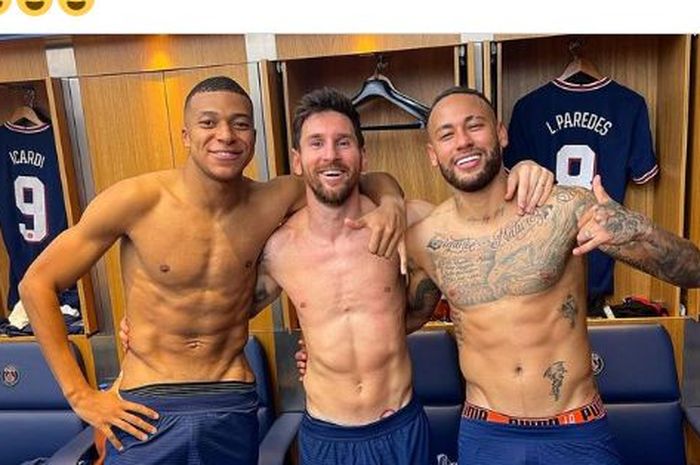 Kylian Mbappe, Lionel Messi, dan Neymar, berfoto bersama di ruang ganti tak lama setelah Paris Saint-Germain menaklukkan Manchester City 2-0 di fase grup Liga Champions.  