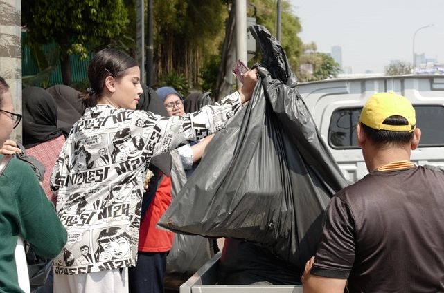 Cuek Disebut Pencitraan, Setelah Aksi Bagi-bagi Nasi Kotak Mahasiswa, Awkarin Ajak 'Mulung Bareng' Sampah Sisa Demo