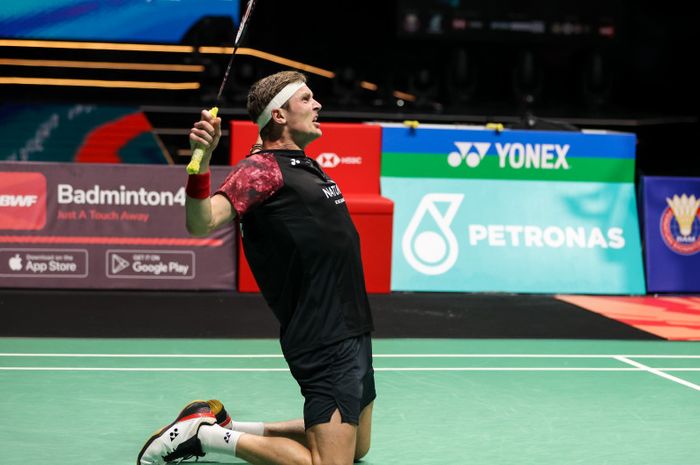 Selebrasi pemain tunggal putra Denmark, Viktor Axelsen usai menjuarai Malaysia Open 2023 di Axiata Arena, Kuala Lumpur, Malaysia pada hari Minggu (15/1/2023)