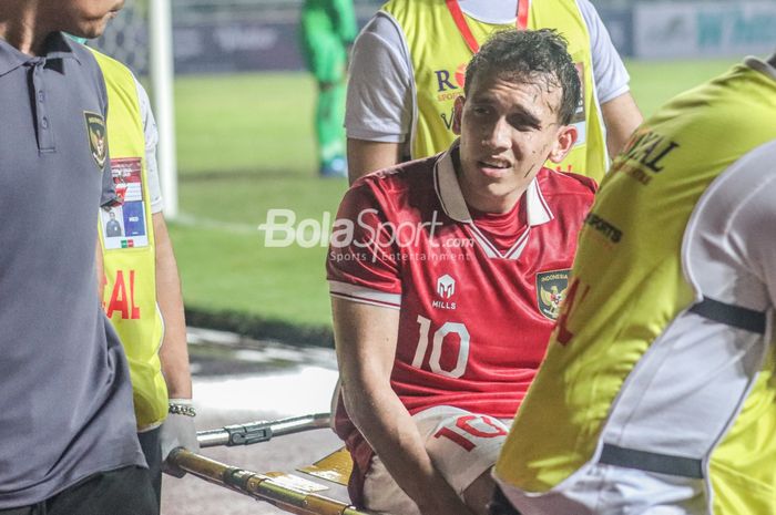 Egy Maulana Vikri saat ditandu tim medis dalam laga timnas Indonesia Vs Curacao di Stadion Pakansari, Bogor pada Selasa (27/9/2022).