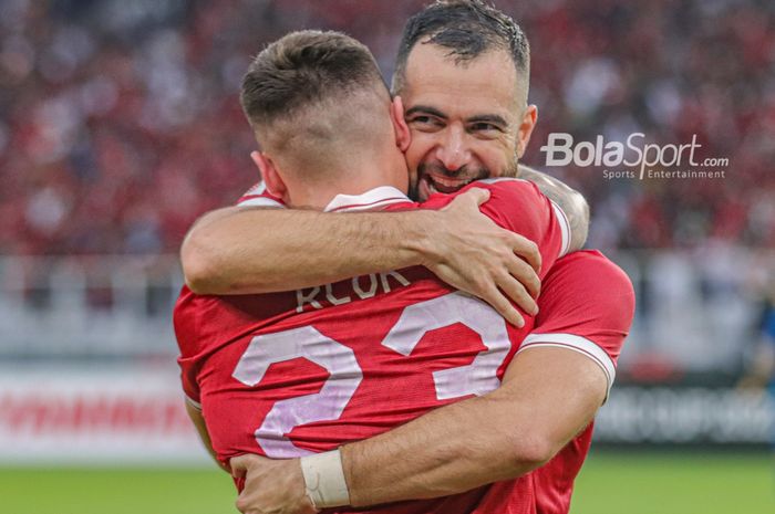 Bek naturalisasi timnas Indonesia, Jordi Amat (belakang), tampak sedang memeluk bahagia rekannya bernama Marc Klok yang mampu mencetak gol dalam laga Piala AFF 2022 di Stadion Utama Gelora Bung Karno, Senayan, Jakarta, 29 Desember 2022.