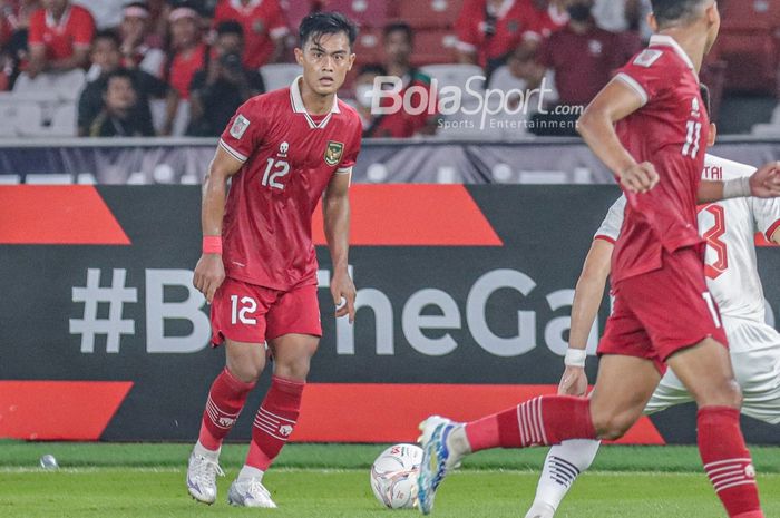 Bek sayap kiri timnas Indonesia, Pratama Arhan (kiri), sedang menguasai bola dalam laga leg pertama semifinal Piala AFF 2022 di Stadion Gelora Bung Karno, Senayan, Jakarta, 6 Januari 2023.