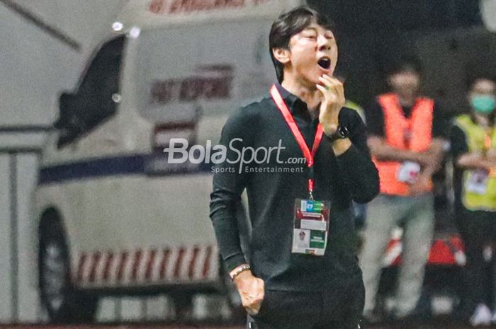 Pelatih timnas Indonesia, Shin Tae-yong, nampak sedang memberikan intruksi kepada para pemainnya di Stadion Pakansari, Bogor, Jawa Barat, 27 September 2022.