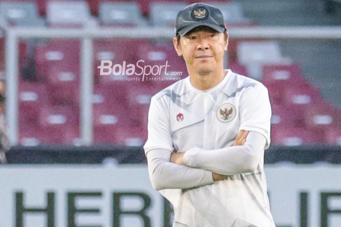 Pelatih timnas Indonesia, Shin Tae-yong, sedang mengamati para pemainnya berlatih di Stadion Gelora Bung Karno, Senayan, Jakarta, 5 Januari 2023.