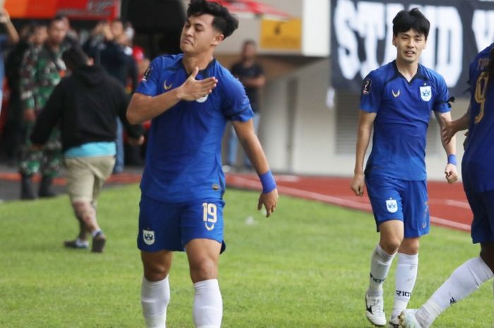 Bek PSIS, Alfeandra Dewangga (kiri) merayakan gol ke gawang Persis Solo di Piala Presiden 2022.
