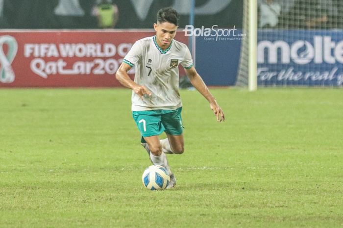 Gelandang timnas U-19 Indonesia, Marselino Ferdinan, sedang menguasai bola ketika bertanding di Stadion Patriot Candrabhaga, Bekasi, Jawa Barat, 2 Juli 2022.