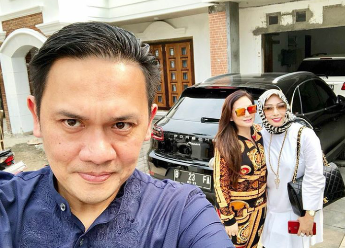 arhat Abbas dan Nia Daniaty berfoto di depan rumah dan mobil baru