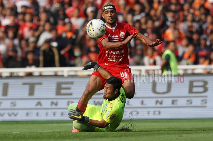 Insiden tabrakan antara Deden Nathsir dan Bruno Matos di laga Persija vs Persib Bandung di Pekan 8 Liga 1 2019 di Stadion Gelora Bung Karno, Jakarta, Rabu (10/7/2019).
