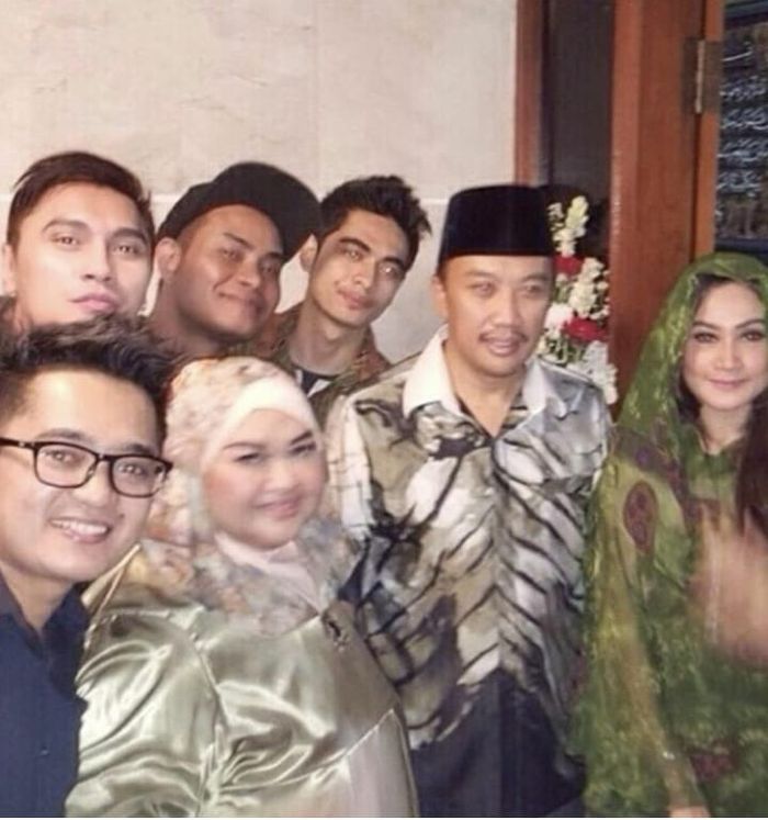 Pretty Asmara bersama sahabatnya berbuka puasa bersama Imam Nahrawi.
