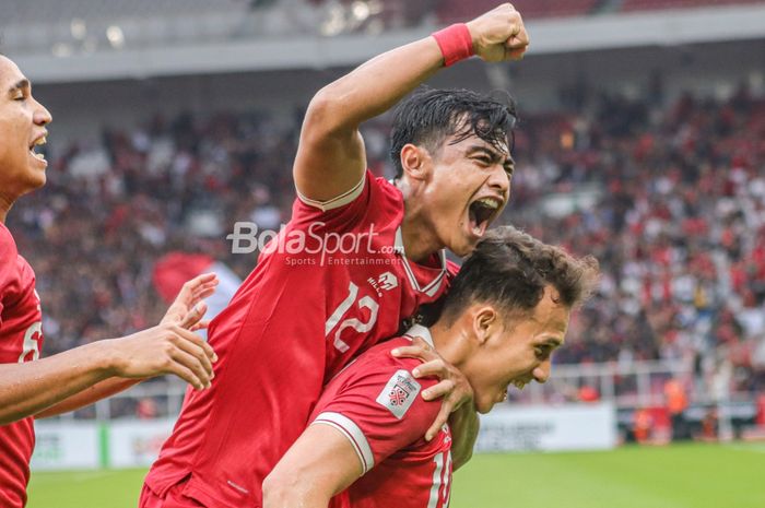 Pratama Arhan (tengah) sedang merayakan gol yang dibuat Egy Maulana Vikri (kanan) untuk timnas Indonesia saat bertanding dalam laga Piala AFF 2022 di Stadion Gelora Bung Karno, Senayan, Jakarta, 23 Desember 2022.