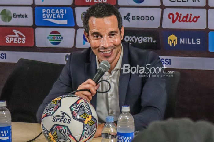 Pelatih timnas Curacao, Remko Bicentini, nampak sumringah saat memberikan keterangan kepada awak media di Stadion Pakansari, Bogor, Jawa Barat, 27 September 2022.