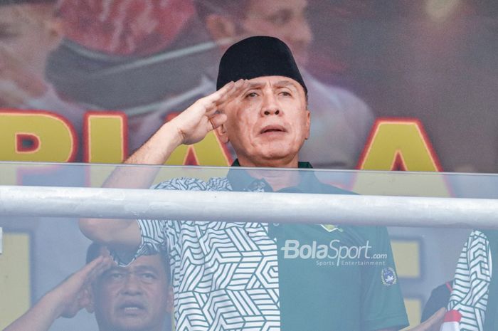 Ketua Umum PSSI, Mochamad Iriawan, tampak sedang berhormat saat Lagu Indonesia Raya berkumandang jelang pertandingan final Liga Santri 2022 di Stadion Madya, Senayan, Jakarta, 22 Oktober 2022.